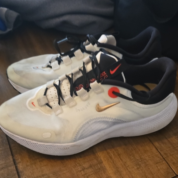 Nike White and Black Running Shoes with Gold Swoosh - Picture 6 of 13